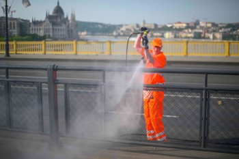 Két újabb Duna-híd tisztul meg a hétvégén - Az FKF munkatársai a Margit és a Petőfi hidat mossák le