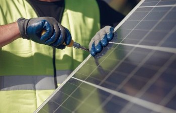 A Budapesti Közművek saját szakemberei telepítik a napelemeket a társaság létesítményeiben