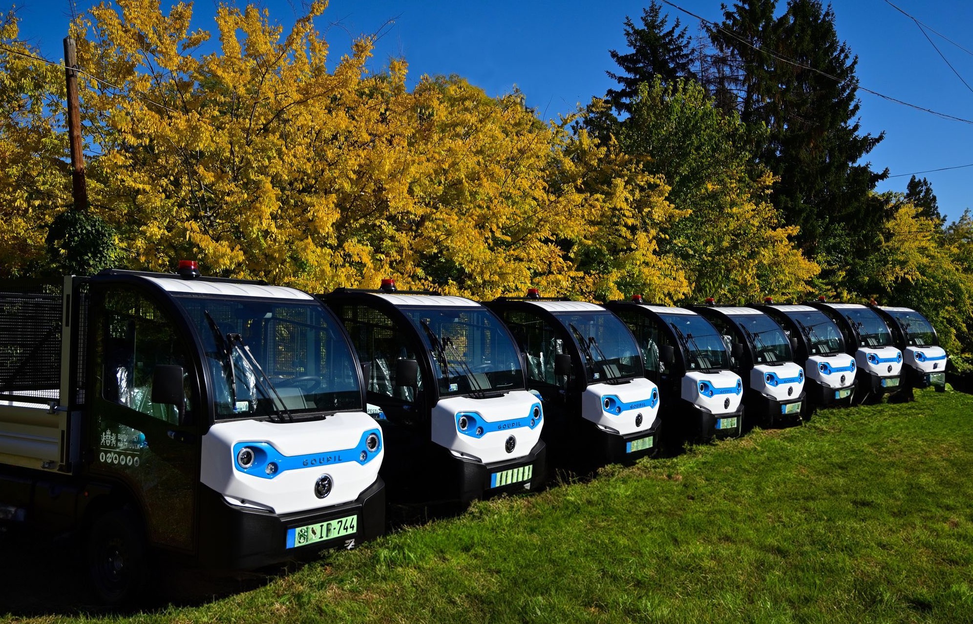 Újabb elektromos járművek álltak szolgálatba a Budapesti Közműveknél, hét fővárosi temetőben.