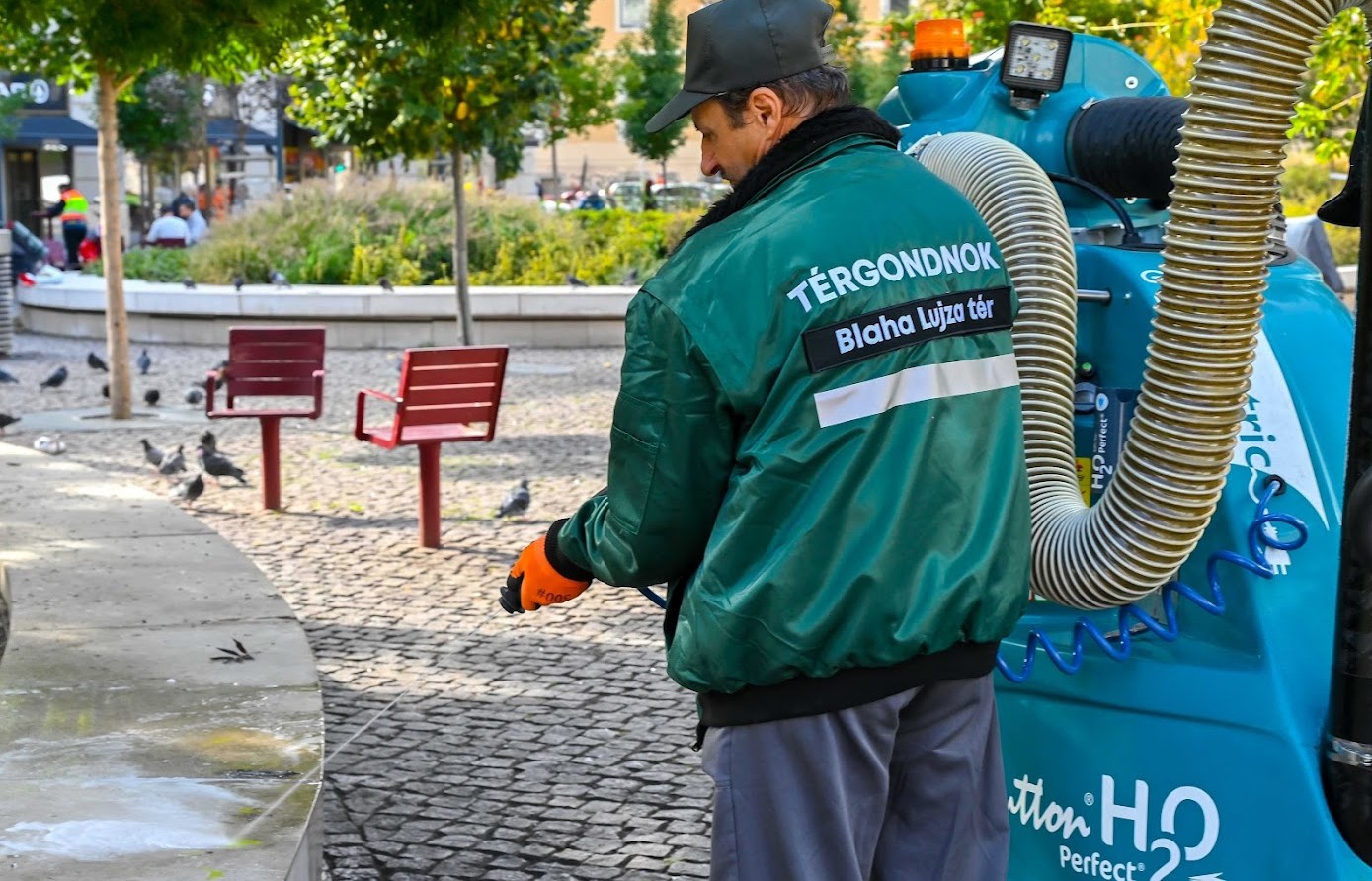 Hat kiemelt forgalmú budapesti téren, két műszakban már szolgálatba álltak a térgondnokok – jók az első tapasztalatok