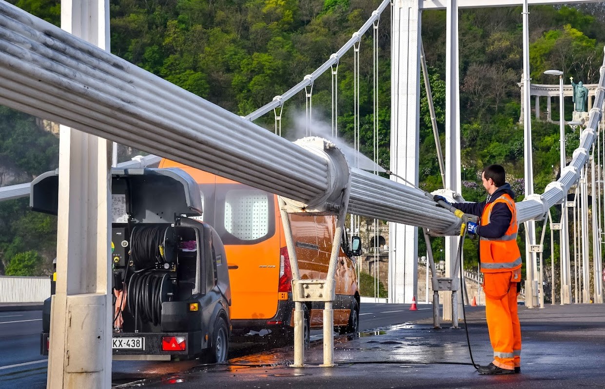 A Budapesti Közművek a hétvégén megkezdi a fővárosi hidak tavaszi nagytakarítását