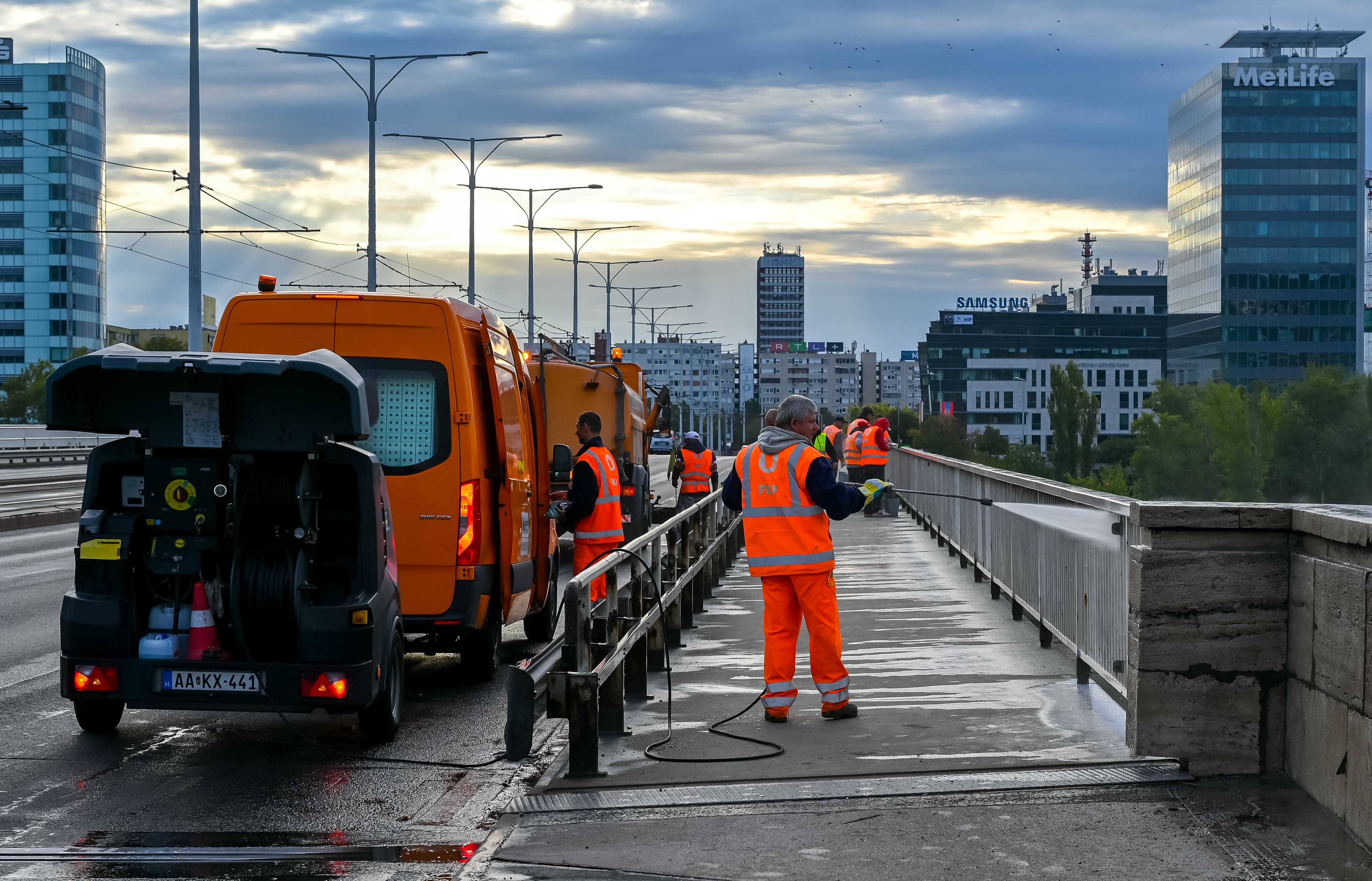 A Budapesti Közművek a hétvégén megkezdi a fővárosi hidak tavaszi nagytakarítását