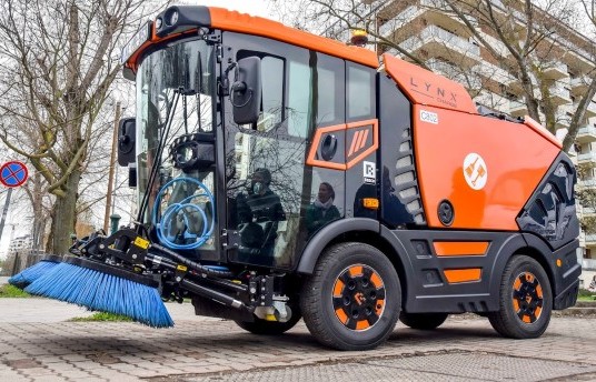 Új, elektromos önfelszedő célgépek is takarítják már a főváros utcáit